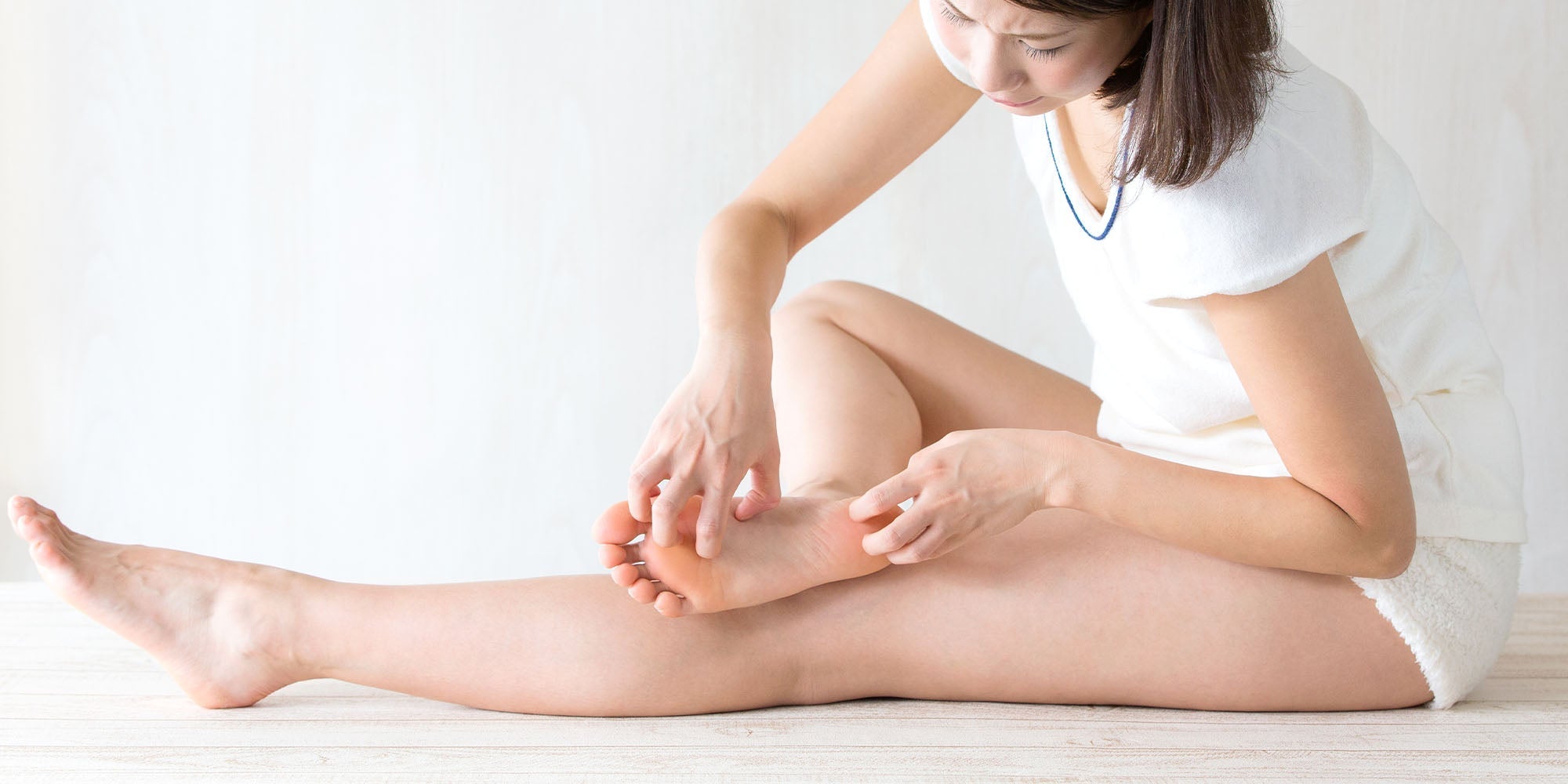 かかとのひび割れは何が原因?がさがさのかかとをツルツルにする方法も紹介!